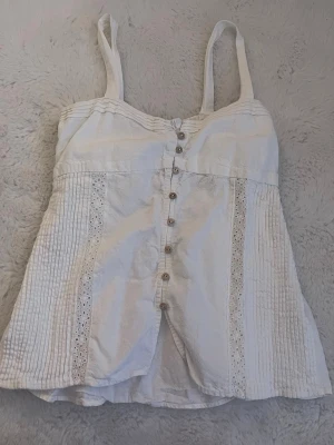 Sommar topp - Söt vit linnetopp med breda axelband💗den är ifrån Zara i storlek xs