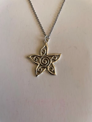 Starflower halsband  - Jag och dottern gör halsband och säljer nu här nån/några av favoriterna  .  Halsband är rostfritt stål 50cm, berlock är zinklegering . Priserna är fasta 