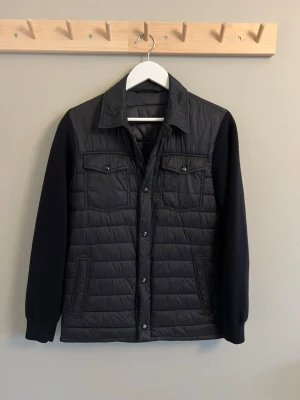 Massimo Dutti Cardigan  - Tja! Säljer nu denna sjukt snygga Massimo Dutti cardiganen som passar perfekt nu till våren! Skick 8/10 har ett litet hål nere till vänster som man kan se på bild 3! Storlek S! Färg Marinblå! Om du har några frågor eller funderingar är det bara att höra av sig! Allt gott// MolérCloset🙌