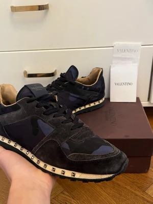 Valentino rockrunners - Valentino rockrunners med nitar, det är i väldigt bra skick förutom att tre nitar saknas. Om du har någon fundering är det bara att skicka ett meddelande. Box medgår ej.