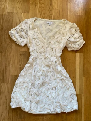 Vit klänning Topshop - Superfin cremevit klänning i storlek 36, prefekt till studenten! 💛💛jag är 166 cm lång och den passar perfekt på mig. Klänningen är endast använd vid ett tillfälle och är i nyskick. Säljer även en exakt likadan fast storlek 38 som aldrig är använd. 