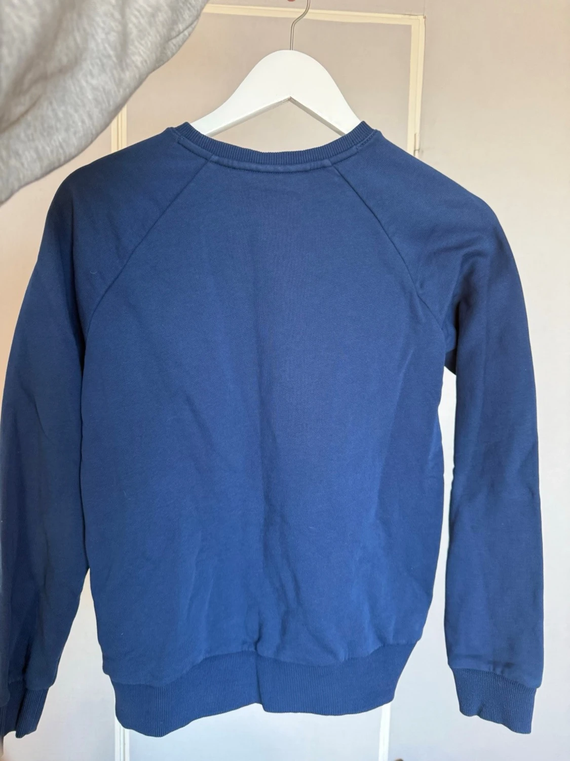 Blå sweatshirt från Peak Performance - 3