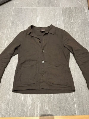 Oscar Jacobson overshirt  - Snygg overshirt i linnen material, riktigt skön overshirt som passar perfekt till vår/sommar. Skriv vid frågor och funderingar.