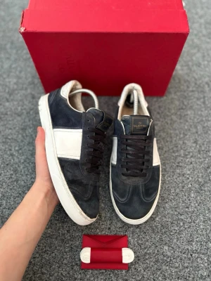 Valentino flycrew - Valentino flycrews | Storlek 41 | Tillbehör: Box, kort och extra snören | Endast 2899:- | Tveka inte att höra av dig vid frågor | Northstore