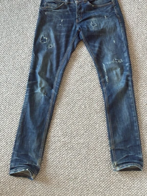 Dondup jeans - Tja, säljer ett par dondup jeans i modellen George, de är i fint skick och jag säljer dessa eftersom de jag blivit lite för korta för mig! Hör av dig i dm om de finns några frågor!