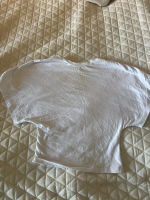 Vit kortärmad t-shirt från Nelly - Säljer denna populära och trendiga toppen från Nelly. Den är tajtare krig magen och midjan och lite större i ärmarna. Perfekt nu till vår och sommar. Den är storlek xxs men passar även mig som har storlek xs. Pris går att diskutera☺️🙂