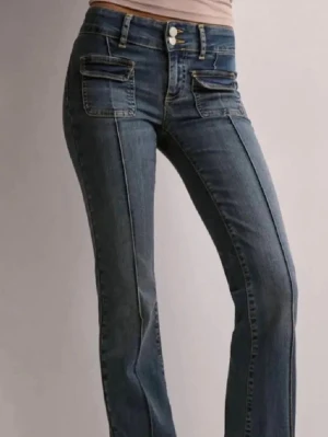 Skitsnygga Nelly jeans - Jag har andvänt de några gånger men det syns inte, storlek 34, de är utsvängda/bootcut och mid/lowrise 