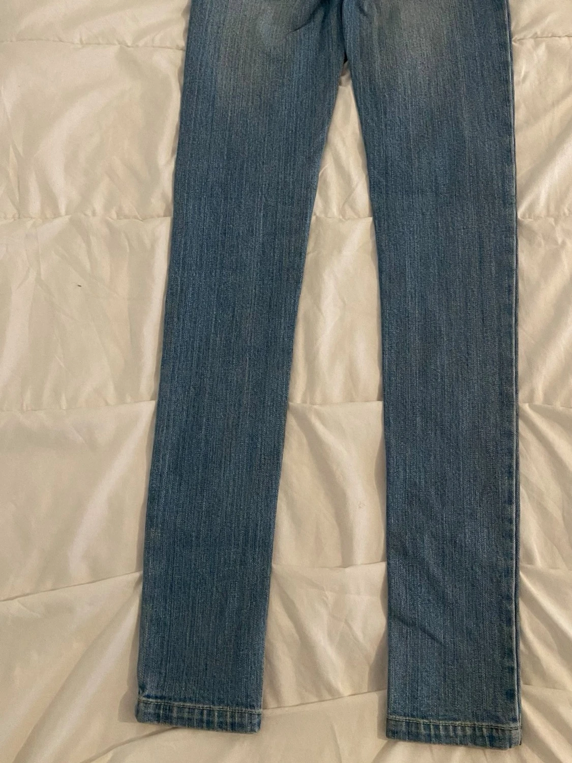 Ljusblå skinny jeans med knappar Från Cheap Monday.  - 2