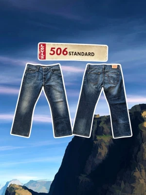 Vintage Levi’s 506 Straight Jeans  - Tjena säljer ett par riktigt feta Levis 506 Straight. Jeansen har en mild bootcut, är helt utan defekter, förutom lappen är lite lös. Jeansen har en riktigt fet tvätt. Jeansen har lite bredare midja storlek W36/L32 men hänvisar alltid till måtten: Ytterbenslängd: 99cm Innerbenslängd: 68cm Midja 47cm Lår: 28cm Benöppning: 22cm  Är det något du undrar är det bra att fråga, kan gå ner i pris! ⭐️ Jag gör inga returer pga eftersom pga efter som plagget är begagnat kan det finnas saker jag missat❌
