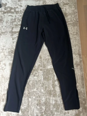 Svarta träningsbyxor från Under Armour - Säljer ett par svarta träningsbyxor från Under armour. 