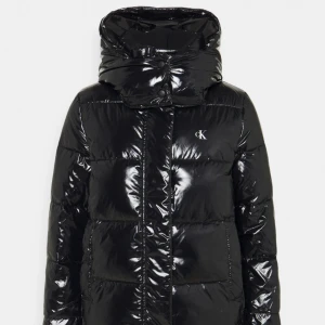 calvin klein jacka dam - Säljer nu en calvin klein i storlek s men passar xs också