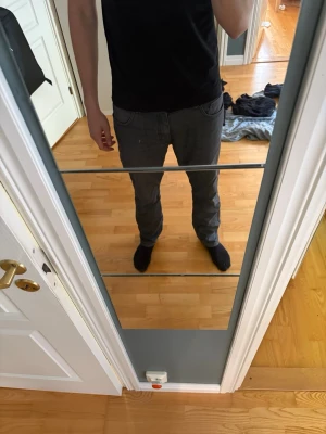Grå slim fit jeans - Säljer ett par grå slim fit jeans med klassisk femficksdesign och normal midja. Jeansen har raka ben och är tillverkade i ett mjukt denimtyg som ger en skön passform. Perfekta för dig som gillar en enkel och stilren look. Skriv om du undrar något. Mvh Pelle