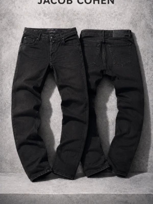 Svarta jeans från Jacob Cohen - Snygga svarta jeans från Jacob Cohen med klassisk femficksmodell och raka ben.            •Mått: Längd=108cm Midja=45cm Benöppning=18cm    (Finns lite skav på ena benet se sista bild.)
