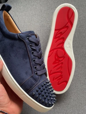 Marinblåa loubs med spik - Säljer ett par riktigt schyssta loubs med spikar för 1699 kr 💯💫 Bara att höra av sig vid funderingar, pris diskuteras vid snabb affär 🥂