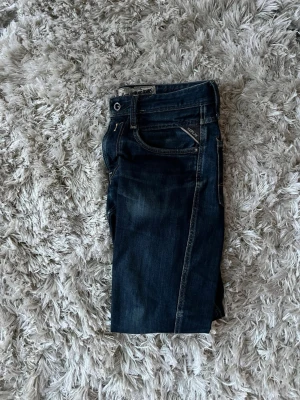 Mörkblåa jeans från replay - Sköna replay anbass jeans i storlek W28, L32. Lite slitna mellan benen och höger ficka, skriv om du har någon fråga, pris ej hugget i sten!!