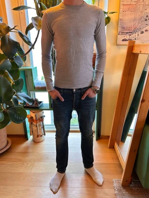 Grå Stickad Tröja - Säljer en snygg grå stickad tröja från lindbergh i storlek S, väldigt fint skick och inga defekter. Skriv vid frågor eller funderingar!