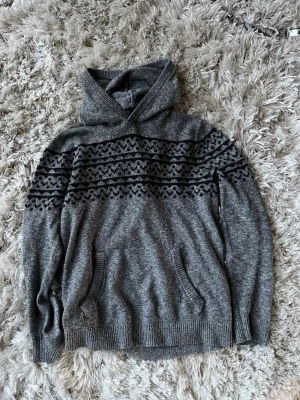 Grå hollister hoodie - Grå stickad hollister hoodie med storleken M. Passar mig som är 175. Skriv om ni undrar något, pris ej hugget i sten!!