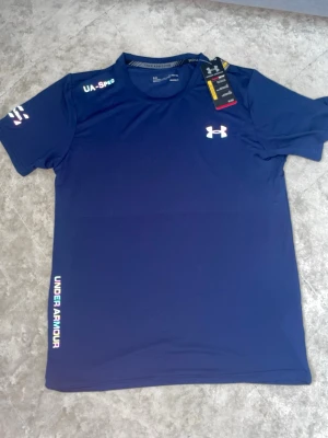 Under armour Tshirt - Helt ny under armour Tshirt. Jag säljer den pga att jag köpte fel storlek.