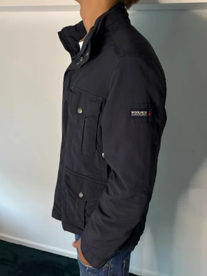 Woolrich jacka - Stilren Woolrich jacka, modellen är 187 cm och väger 70 Kg!🤩