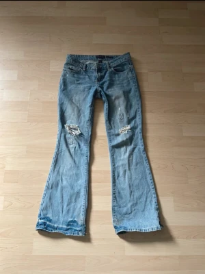 Ljusblå bootcut jeans med slitningar - AS snygga och unika, mycket bra-bra skick