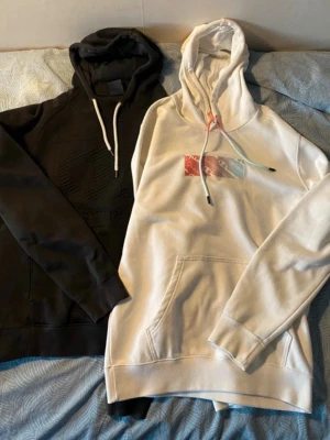 2 Champion Hoodies - Säljer två champion hoodies i bra skick, den vita är inte använd mycket men den svarta är det. Båda är storlek m och i väldigt fint skick. Säljer båda dessa för väldigt bra pris.