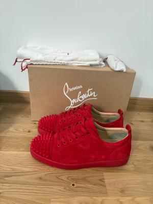 Christian Louboutin Röda - Ett par feta röda Christian Louboutin i skick 9/10! Allt ingår box,dustbag extra snören osv. Strl 43 hör av vid intresse!