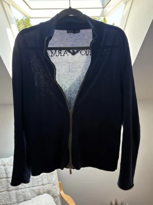 Armani zip  - Tjena, säljer denna zip hoodie  från Armani,den är stort sätt oanvänd dvs inga defekter, vid frågar och funderingar är det bara att höra av sig 