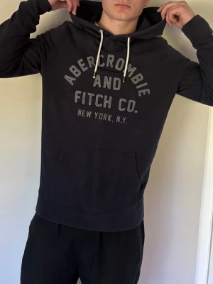 Abercrombie and fitch hoodie herr - Snygg hoodie i bra skick, storlek S, skriv vid fler frågor och funderingar