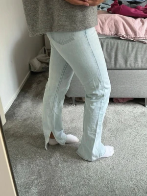 Ljusblå jeans - Säljer ett par ljusblå snygga jeans från weekday. Mid/high waist, bra skick, köpta på Vinted men aldrig använda då det var lite fel storlek🥰(bilder lånade av hon jag köpte av)