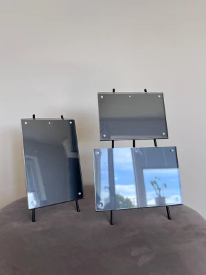 Magnetiska tavelramar - Säljer två tavelramar i olika storlekar med magnetfälten för dina bilder 🖼️ Inte använts på flera år.   Storlekar: 15x10cm & 13x9cm