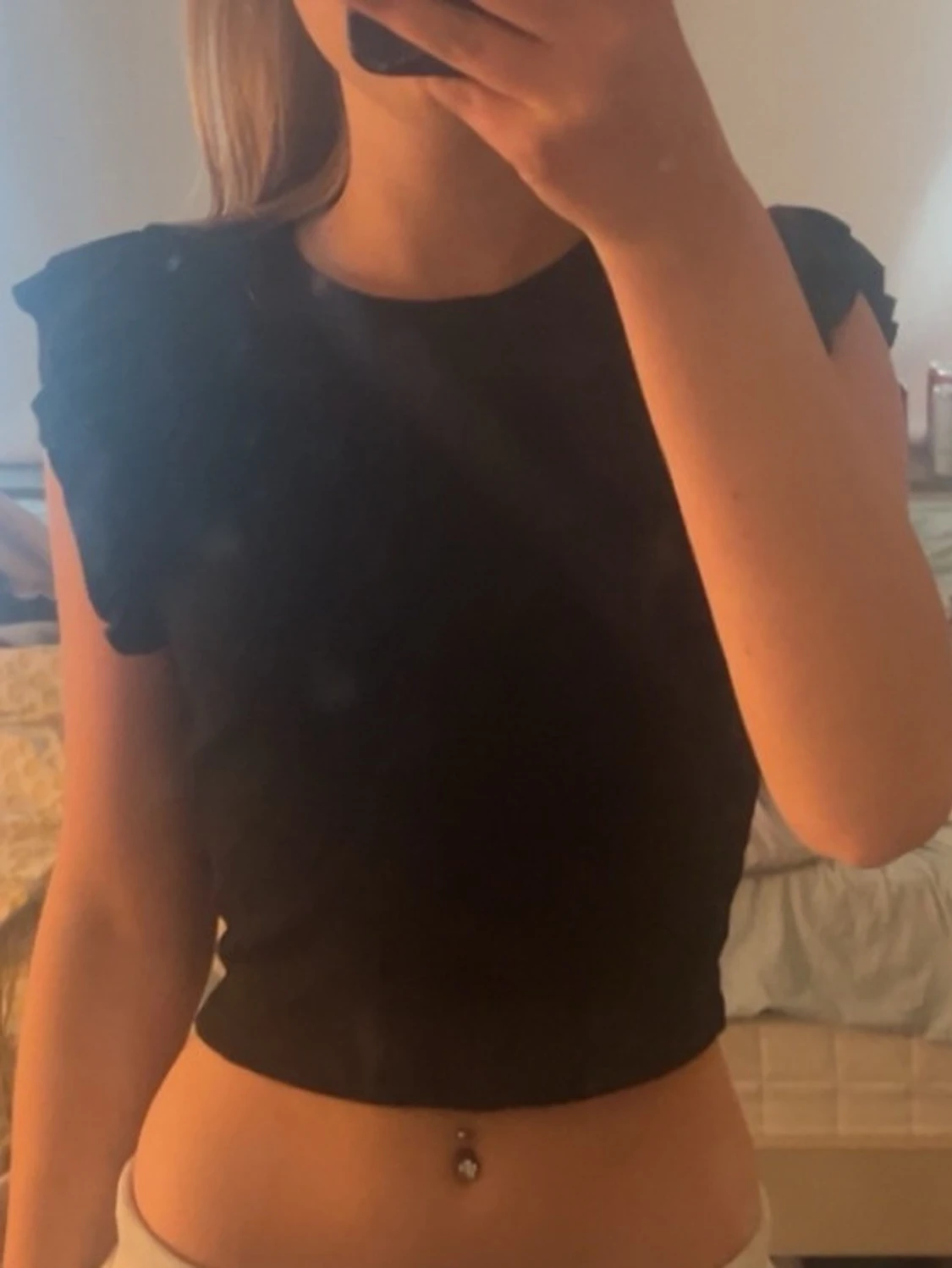 Svart croppad topp med volangärm från zara