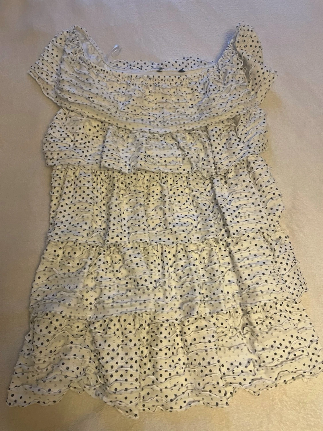 Vit prickig offshoulder volangklänning - 2