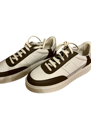 Axel Arigato sneakers - Snygga helt nya sneakers från Axel Arigato endast provade inomhus 1 gång. Klassisk låg modell med perforerad tå, vita snören och kontrasterande detaljer. Märkeslogga i guld på sidan. Perfekta för dig som gillar stilrena och trendiga skor.