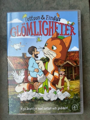 Pettson & Findus: glömligheter dvd - Pettson & Findus: Glömligheter på DVD. Textning: Svenska för hörselskadade. Speltid: 1 timme 8 minuter. Utgiven 2009.  Medföljer även en affisch!  Finns på språk: Svenska, Danska, Norska, Finska    OBS!! skivorna är begagnade så det kan förekomma repor/hairlines på skivorna, men då jag kollar igenom alla filmer jag säljer garanterar jag att alla funkar felfritt om inget annat står! :)
