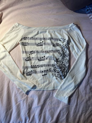 Off shoulder graphic tröja  - White off shoulder graphic top musik noter. Oanvänd