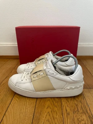 Valentino open sneakers  - Säljer nu dessa fina valentino skor | Storlek 38 | Fint skick | Hör gärna av er vid frågor eller funderingar 