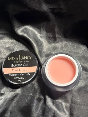 Pale nude gele  - Säljer min pale nude gelé 50g från missfancy köpt för 439kr, endast swatchad på 3 st test naglar. 