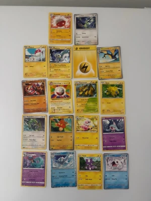Pokémonkort samling 20st - Säljer en samling med 20 Pokémonkort i olika färger och motiv. Bland korten finns både vanliga och holografiska, samt ett energikort. Motiven inkluderar olika Pokémon som Gyarados, Electrode, Rayquaza och flera andra. Perfekt för dig som vill utöka din samling eller börja spela.