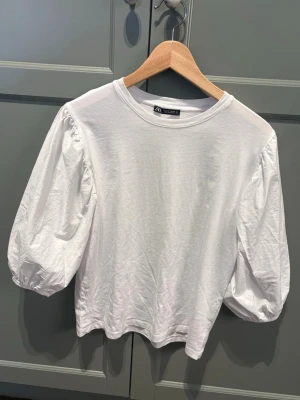Jättesöt topp ifrån Zara med trekvartsärm💕 - Säljer denna fina topp ifrån Zara med trekvartsärm. Skriv vid frågor/fler bilder osv osv💕💕