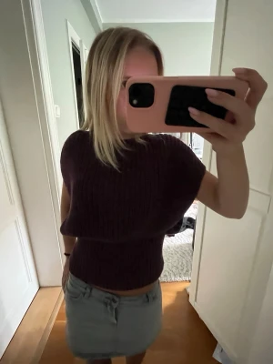 Slutsåld topp Zara  - Snygg mörklila ribbad topp med korta ärmar och rund hals. Toppen har en croppad passform och är perfekt att styla med kjol eller jeans. Enkel men trendig design som passar till många tillfällen.