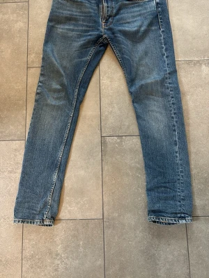 Nudie jeans leans dean  - .Snygga nudie jeans i modellen lean dean. De är alltså slim. W 30, L 32 som visas i bilden. Köpta från nudies hemsida. Hör av er vid fler frågor!!