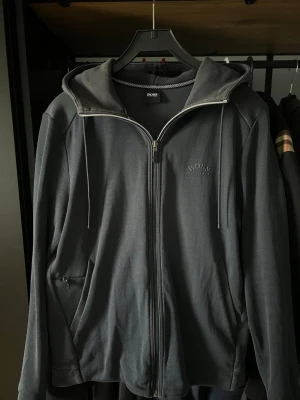 Hugo boss zip hoodie - Säljer en mörkblå Hugo boss zip hoodie i ganska bra skick, använd ett par gånger. Vid fler bilder/frågor är det bara att höra av sig, öppen för prisförslag.