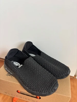 Svarta loafers från Rock Spring - Säljer ett par svarta loafers från Rock Spring med flätad ovandel i elastiskt material. Skorna har en slip-on design och mjuk, flexibel sula som gör dem riktigt bekväma. Förpackning kvar och aldrig använda.🌟🌟 Strl 41