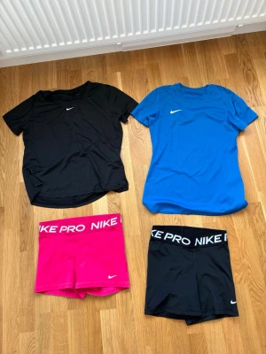 Nike träningskläder - Diverse träningskläder från nike. De svarta shortsen och blåa tröjan är i storlek S. Svarta tröjan och rosa shortsen är i storlek M. 100kr/styck eller allt för 300kr.