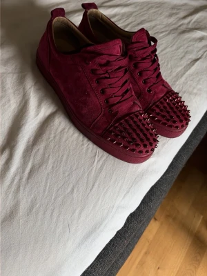 Louboutin  - Säljer ett par vinröda loubs mest sällsynta på hela marknaden ny skick. Bara höra av sig vid fler frågor kan gå ner lite vid snabb affär 