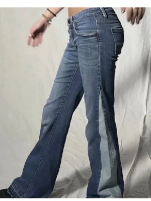 lågmidjade jeans  - såååå snygga lågmidjade bootcut jeans eget sydda! 160cm modell, 37.5 cm tvärsöver midjemått🫶 
