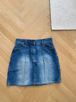 Jeanskjol - Vintage jeanskjol i fint skick, tror den är från h&m utan att lova något. Strl 33, skulle säga att den motsvarar M!