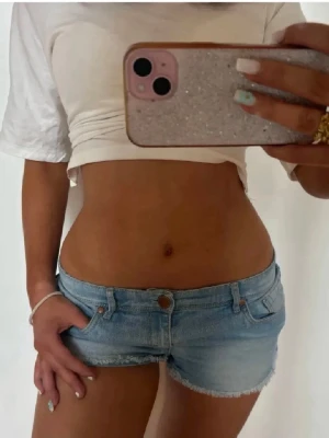 Lågmidjade vintage jeansshorts  - Såå fina lågmidjade vintage jeansshorts! midjemått rakt över: 42. Jag är 168 och det är mina bilder, köp via köp nu direkt eller Swish, kvar tills markerad som såld 💖 
