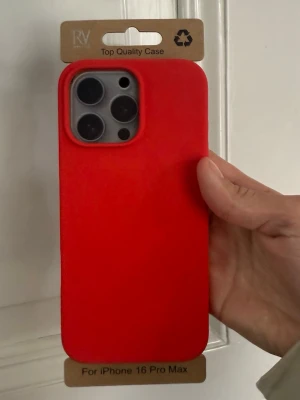 Rött mobilskal i silikon för iPhone 16 Pro Max - Snyggt och stilrent rött mobilskal från RV, gjort i mjukt silikonmaterial som ger bra grepp och skydd. Passar iPhone 16 Pro Max och har exakta utskärningar för kamera och knappar. Perfekt för dig som vill ha ett färgstarkt och tåligt skal till mobilen.