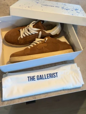 The gallerist - Säljer dessa feta The gallerist skor i ett jätte fint skick. Har Max använt dom 3 gånger så priset är rimligt. Hör av dig vid minsta fråga! Pris är inte hugget i sten! 🔥🙏